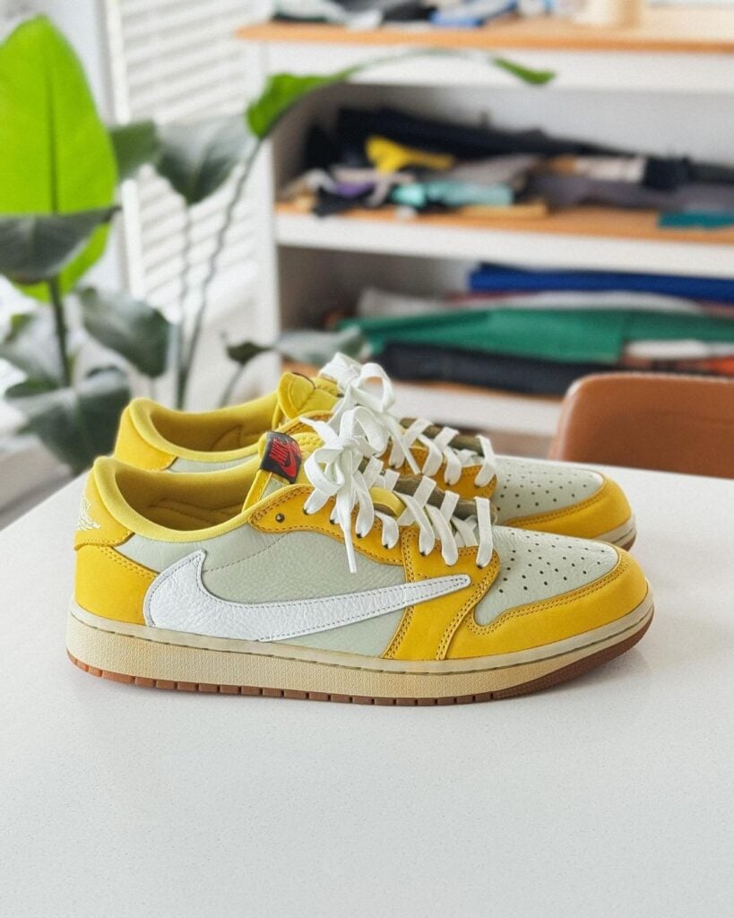 Canary Yellow" Travis Scott x Air Jordan 1 Low